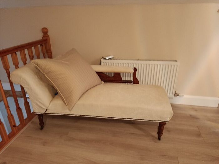 chaise lounge