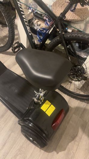 Electric mobility scooter