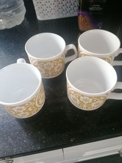 4 vintage Tams teacups 70s print