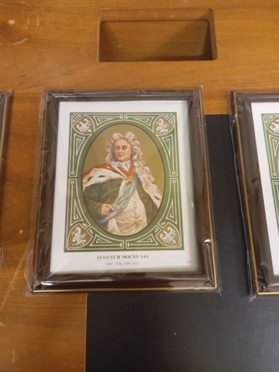 polish pictures in frames with glass