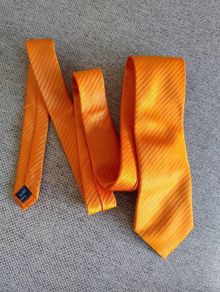 Orange silk tie in very good condition with no issues FREE STANDARD POSTAGE INCLUDED