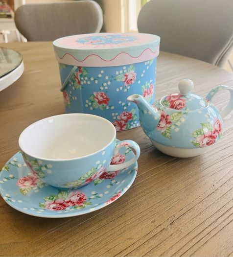 Cakestand & Teapot / Cup & Saucer