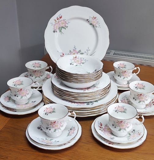 Dinner Set Elizabethan Hand Decorated Fine Bone China England