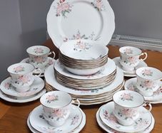 Dinner Set Elizabethan Hand Decorated Fine Bone China England