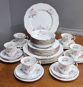 Dinner Set Elizabethan Hand Decorated Fine Bone China England