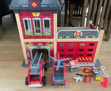 Hape wooden fire station