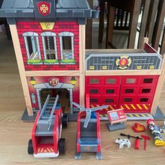 Hape wooden fire station