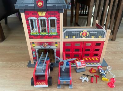 Hape wooden fire station