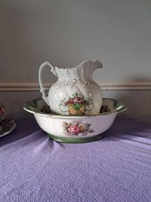 Wash basin and pitcher set,