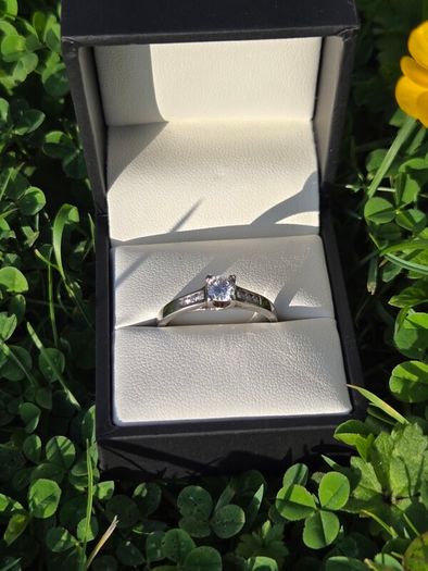 18ct White Gold Diamond Engagement Ring