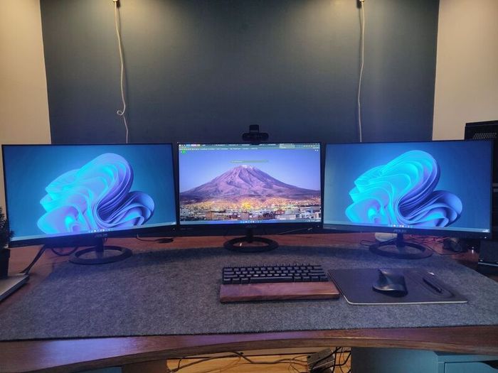 Triple 24" 1440 Asus monitors