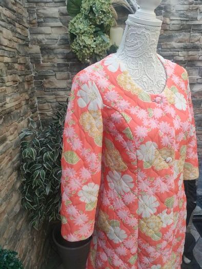 Vintage 50s 60s 70s peach floral Housecoat