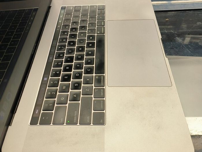 MacBook Pro "Core i7" 2.2 15-Inch (Mid-2018 True Tone Display, Touch Bar, Four Thunderbolt 3 Ports 16 GB RAM  500GB SSD BATTERY CYCLE  : 1
