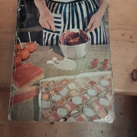 Cookbook Mrs Beeton's Cookery and Home Management Hardback book