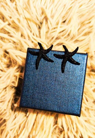 Small Shiny Earrings with Black Starfish Motif Elegant Minimal Style