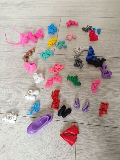 barbie house + dolls + accessories
