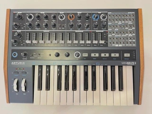 Arturia Minibrute 2