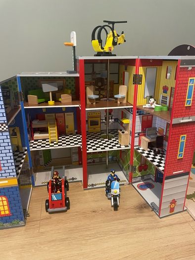 KidKraft Everyday Heroes wooden play set Police and Fire Station Excellent Condition
