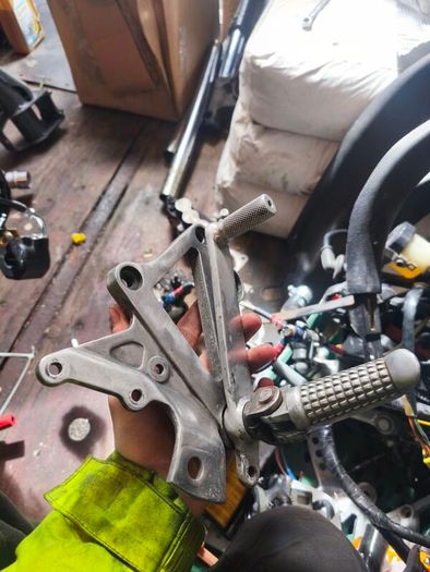Suzuki rgv 250 footrest