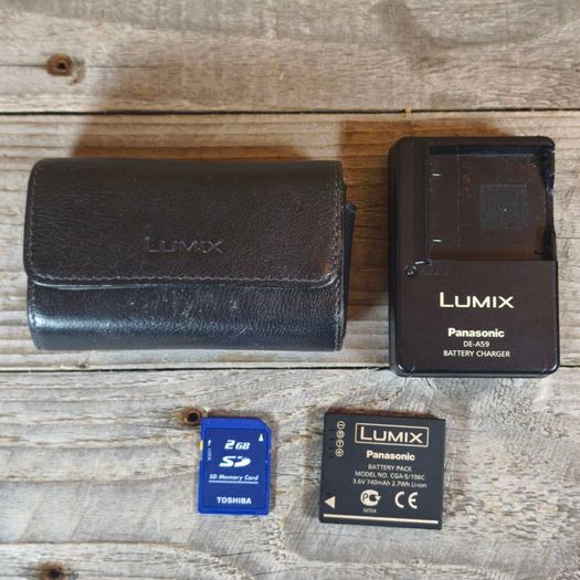 Panasonic Lumix DMC-FS11 14MP Digital Camera  w/ Charger Tested Fully Works