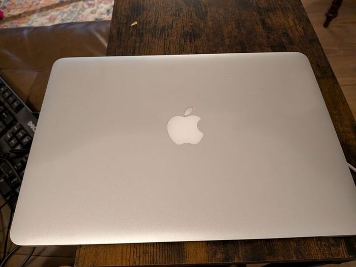macbook pro (works only with external mouse & keyboard)