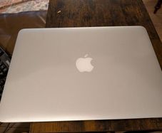 macbook pro (works only with external mouse & keyboard)