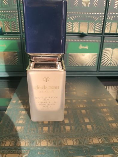 Cle de Peau Radiant Fluid Foundation Matte - shade BF10 Light Buff