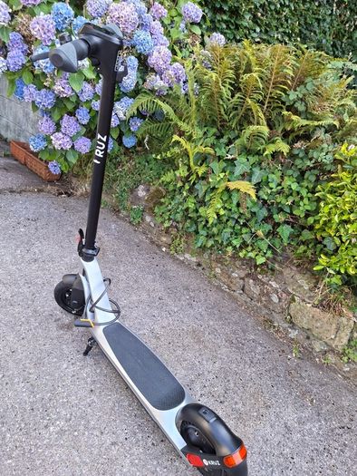 Kruz Electric Scooter - Excellent Condition (Brand New Solid Tyre Installed)