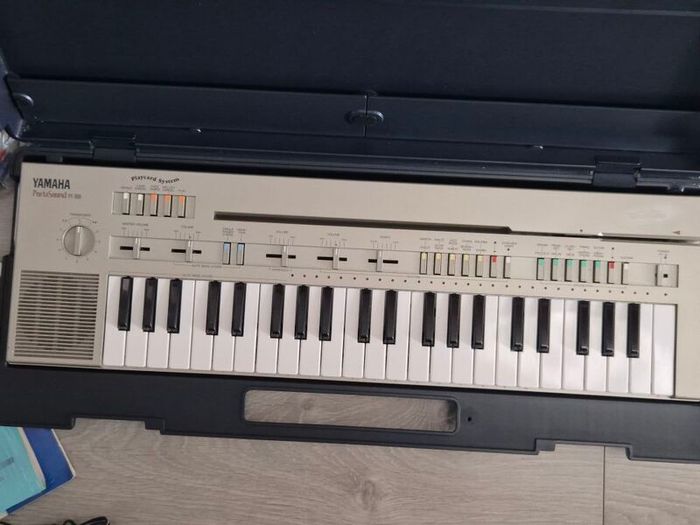 Rare Yamaha PortaSound PC-100 with original box and playcards