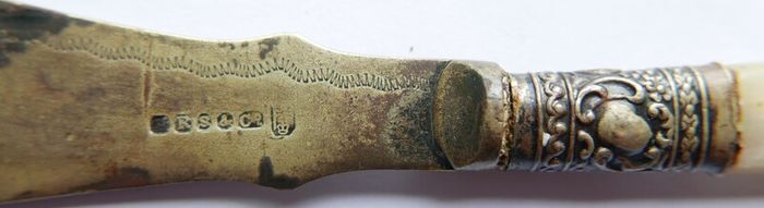 Vintage Sheffield butter or fish knives, two knives have white mother-of-pearl handles