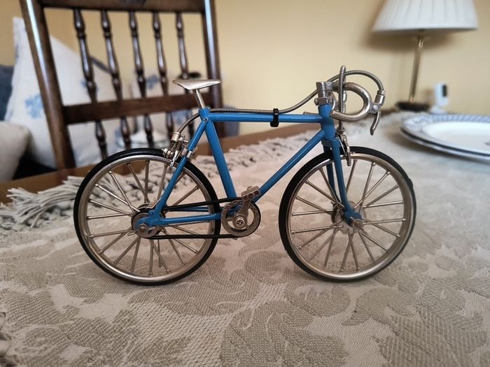 Die Cast Metal Bicycle. Scale 1:10.