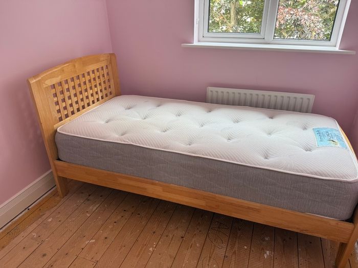 Single bed with mattress in really good condition