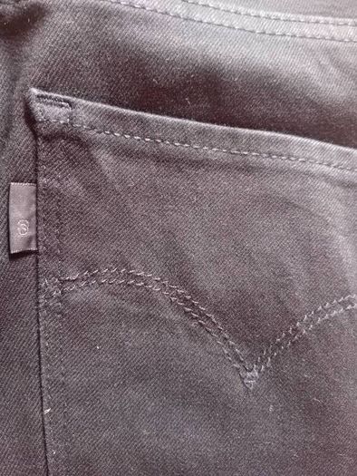 ladies jeans. LEVIS size 28