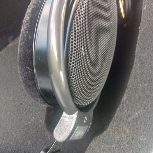 Legendary Reference Class Sennheiser HD650 open-back dynamic headphones boxed
