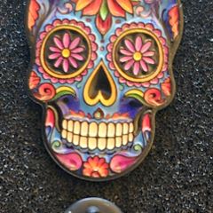 Skull , pin back badge.
