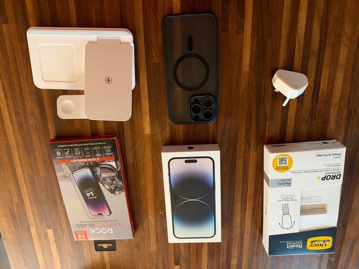 iPhone 14 Pro Max + accessories