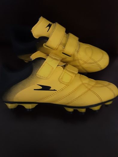 Football Boots/Junior Yellow Football Boots .. Size: 12 UK/FINAL Price Drop