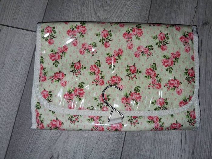 1 Euro Each To Clear!! - Variety Of Bags - Make Up, Toiletries, School, Etc