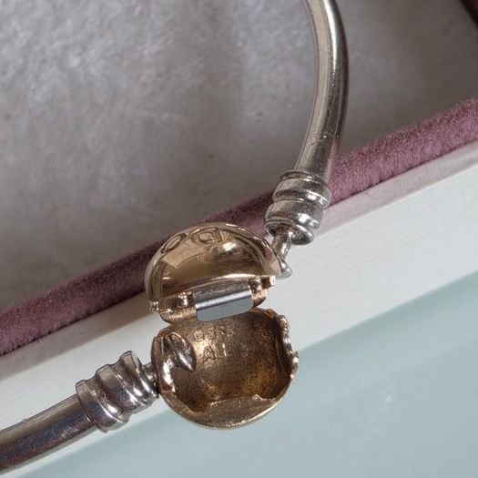 Pandora Moments two-tone bangle ir sterling silver with a 14k yellow gold ball clasp. (Size approx 19cm) for the right size please check all the photos (the bracelet is in very good condition)