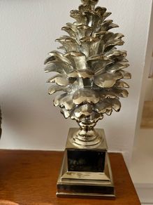 Line here gold sculpture