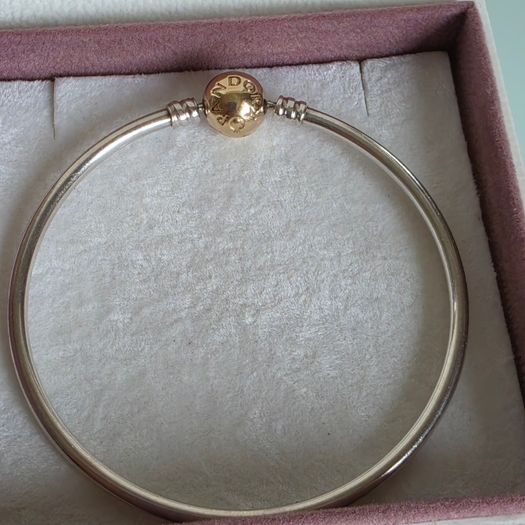 Pandora Moments two-tone bangle ir sterling silver with a 14k yellow gold ball clasp. (Size approx 19cm) for the right size please check all the photos (the bracelet is in very good condition)