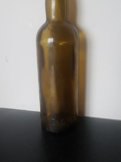 Woodford bourne co Ltd cork bottle,,little chip on rim see condition,,collectors item, price includes post to anywhere in ireland thank you,take as is.