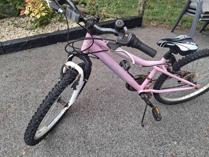 girls 24inch bike  lovely bike some rust