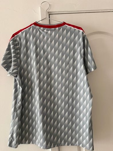 Liverpool Retro away jersey