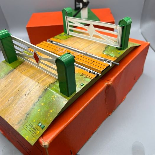 Hornby Trains O Gauge No 1 Tin Level Crossing + No 2 Single Arm Signal Boxed