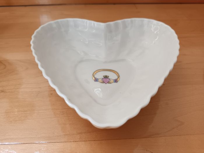 Doegal Parian China - Claddagh Heart Dish