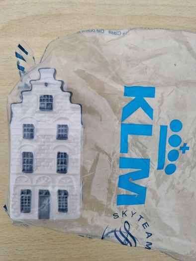 A ceramic miniature of the KLM house made in the Delft style