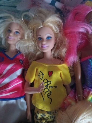 large bundle barbie /ken dolls