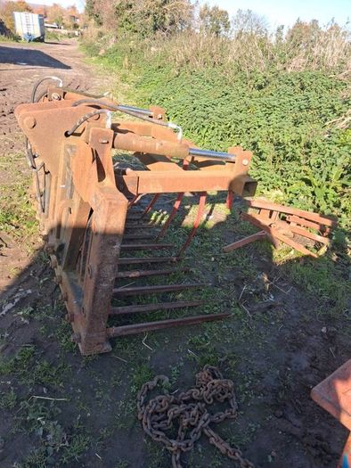 Tractor. Grab.