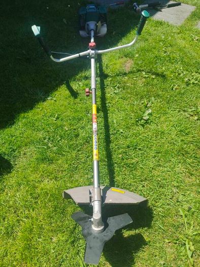 strimmer with blade